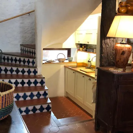 Old Home, Roof Terrace And Sea Views Будинок відпочинку Антіб