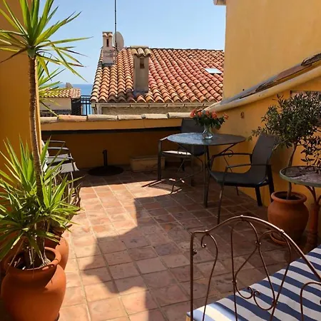 Будинок відпочинку Old Home, Roof Terrace And Sea Views *